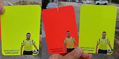Hakemlerin maçlarda kullandığı sarı ve kırmızı kartlara, Adem Şahan'ın resmi eklendi